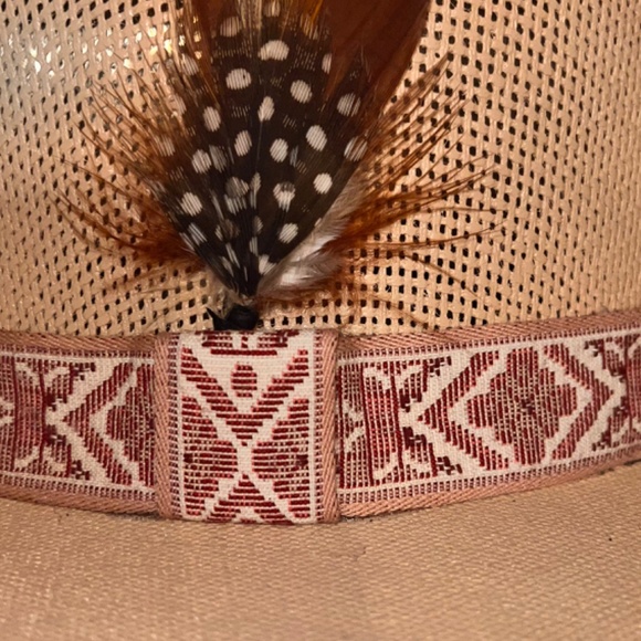 H18 Hat Gallero Style in Cream Color with Feather Medium - Picture 4 of 11